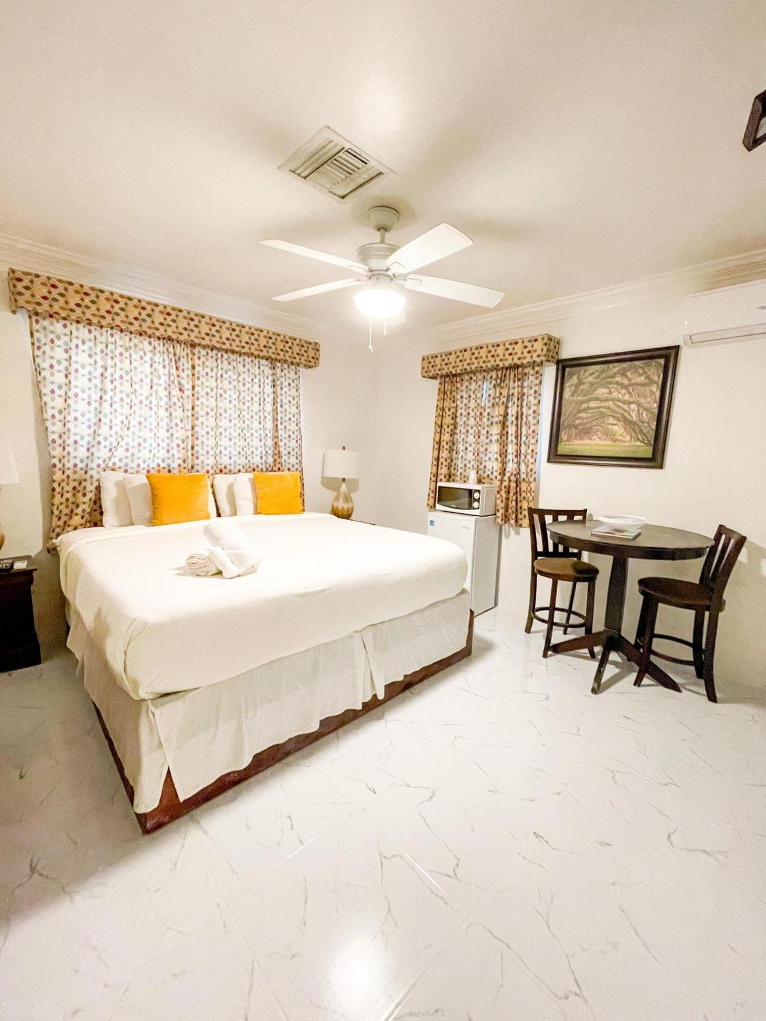 Bed and Breakfast Golden Palms House à Nassau Extérieur photo